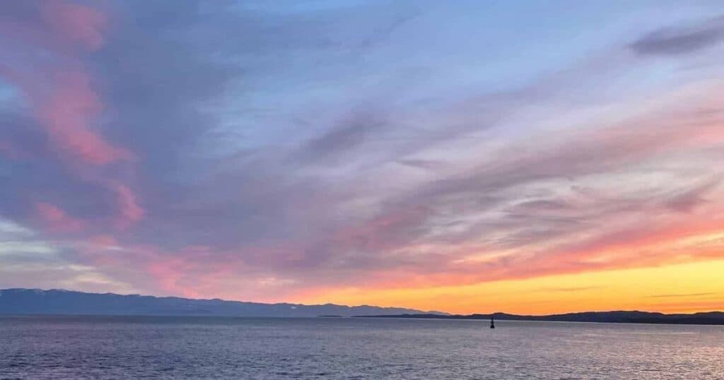 victoria bc sunset over water